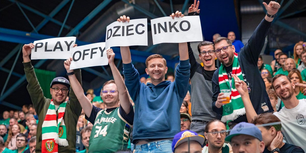 Kibice Śląska Wrocław na meczu z Arką w Hali Orbita 