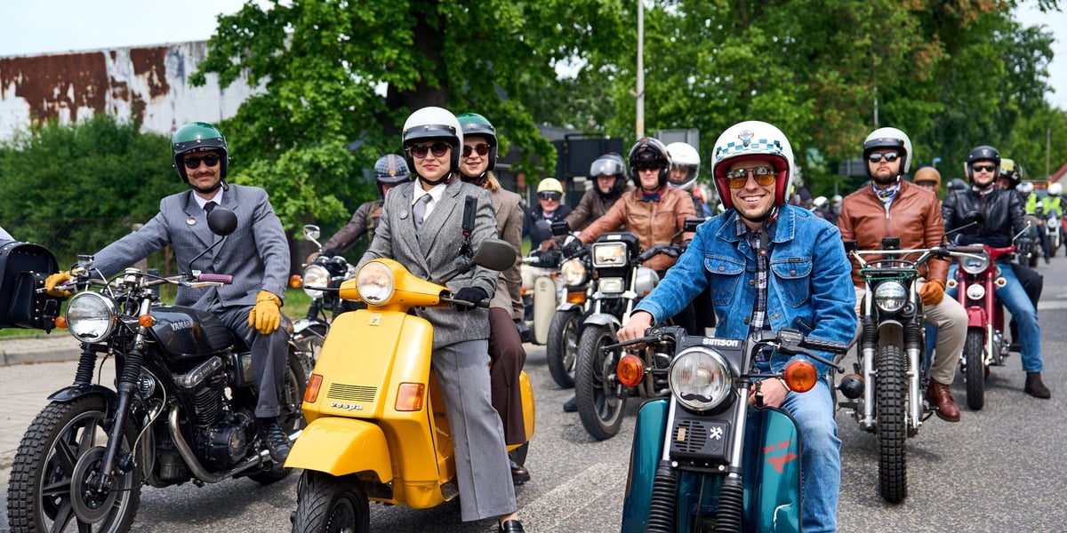 Dolnośląski Rajd z Klasą - 17 maja 2026 r. Na zdjęciu elegancko ubrani motocykliści podczas parady