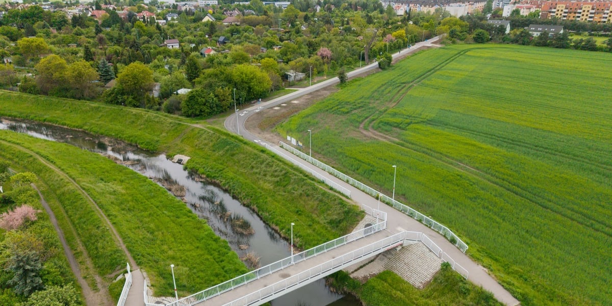 Widok na kładkę nad Ślęzą i przebudowaną ulicę Trawową 