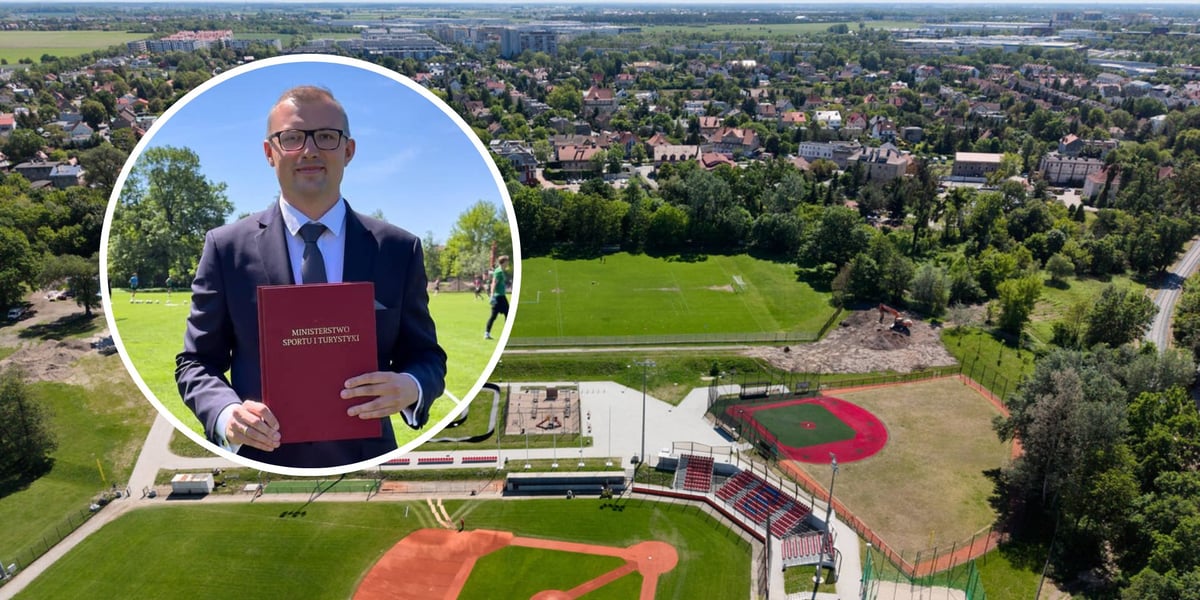 W tle: boisko przy ul. Niepodległości, w kółku: Mateusz Żak, wiceprezydent Wrocławia