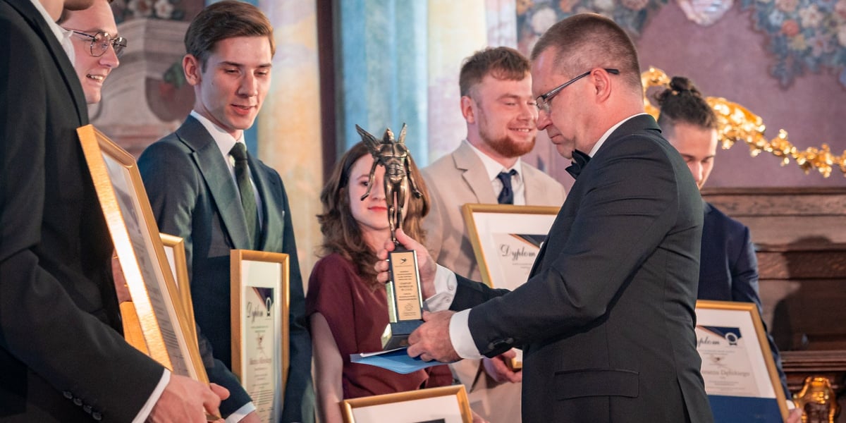 Uroczysta gala "Młode talenty" w Auli Leopoldyńskiej we Wrocławiu. Na zdjęciu Marcin Urban, skarbnik Miasta, wręcza nagrody laureatom