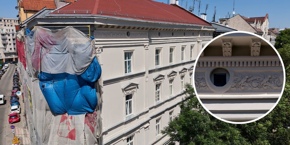 Zdjęcie z drona ukazujące dach i górne kondygnacje remontowanej kamienicy przy ul. Otwartej 15, w prawej części okrągły kadr ze zbliżeniem na dekoracyjny gzyms wieńczący ozdobiony motywami roślinnymi i ptasimi.