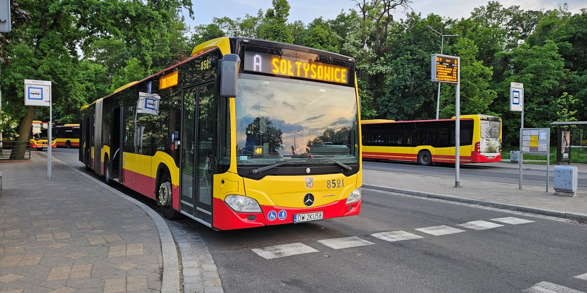 Zdjęcie ilustracyjne: autobusy stojące na pętli Krzyki.