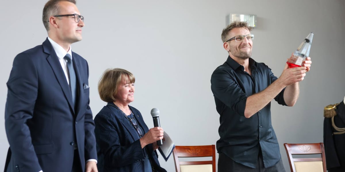 Wiceprezydent Wrocławia Mateusz Żak, Ewa Brodzka, prezeska Gildii Polskich Reżyserek i Reżyserów Obsady oraz  Karol Pocheć, aktor, laureat Nagrody "OCZAROWANIE" podczas uroczystej gali w Muzeum teatru im. Henryka Tomaszewskiego we Wrocławiu, 28 maja 2026