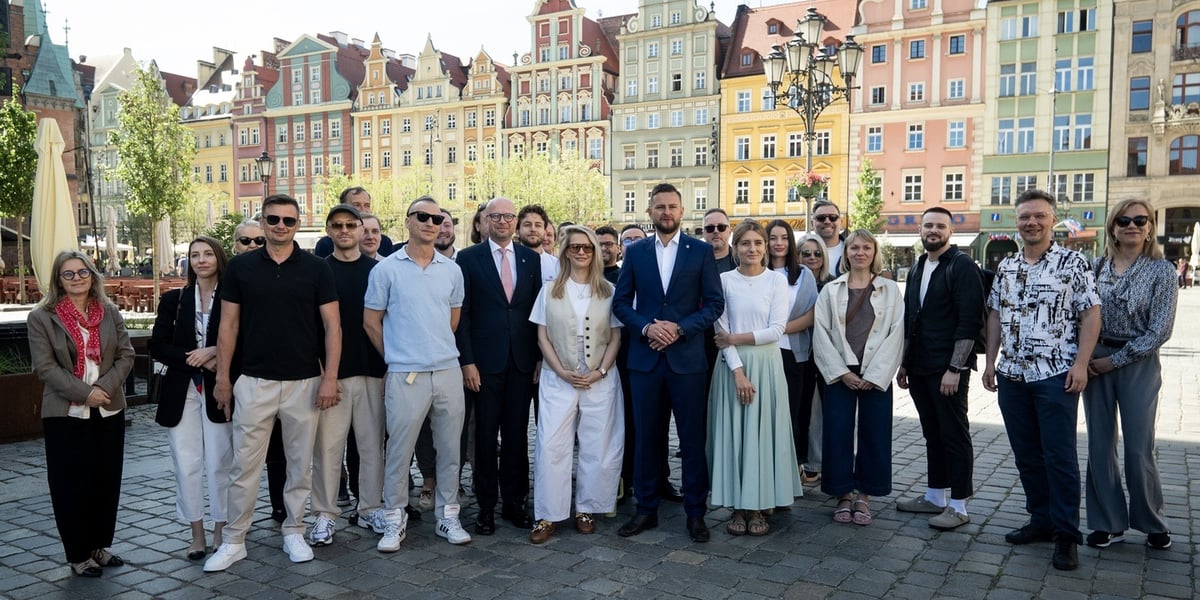 Na zdjęciu restauratorzy z Wrocławia i z Dolnego Śląska na wrocławskim rynku 