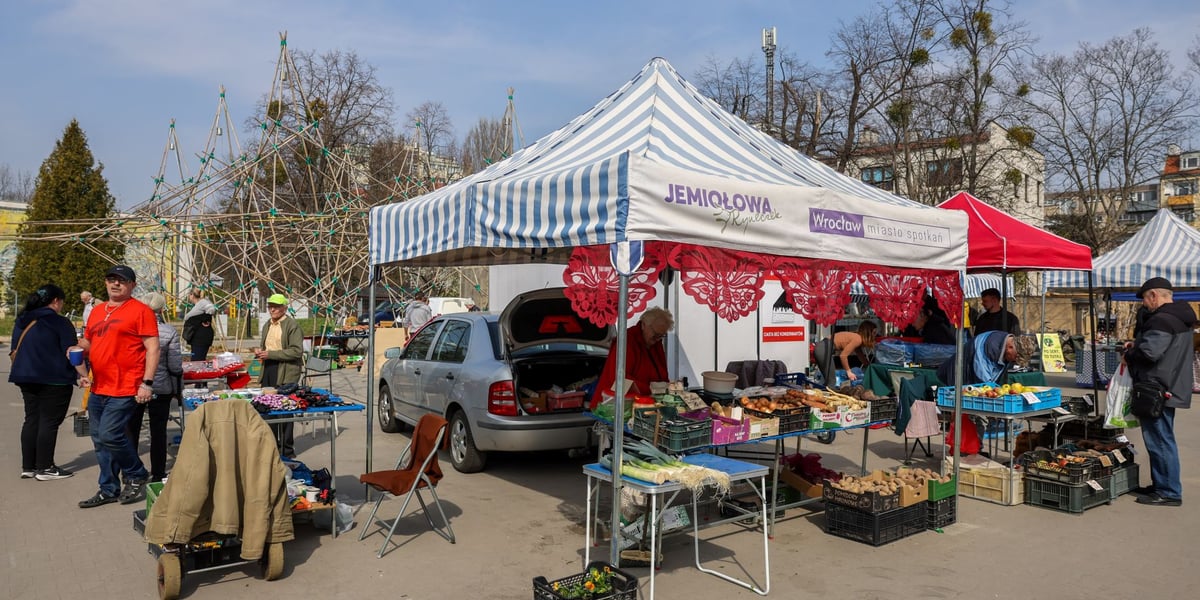 Stoiska handlowe na Ryneczku Jemiołowa wiosną 2025 roku.