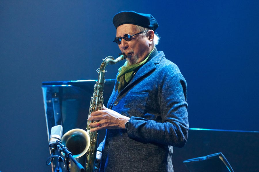 Charles Lloyd grający na saksofonie