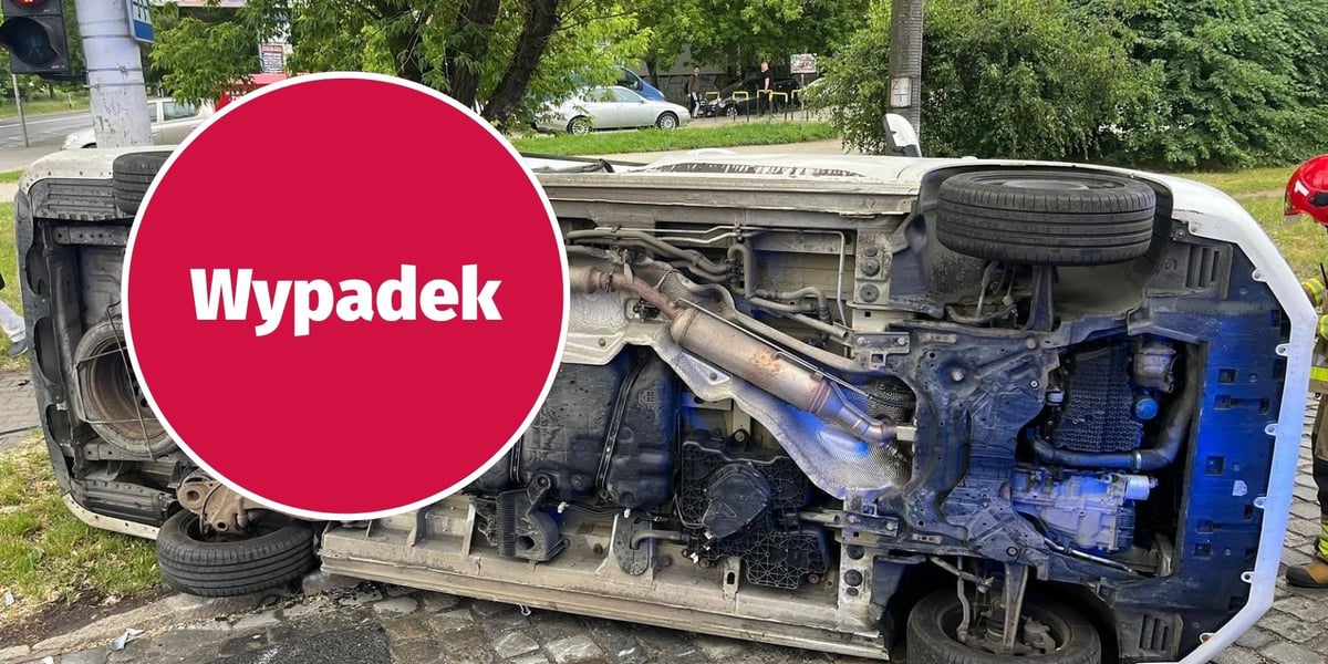 w tle: samochód leżący na boku; w kółku: napis "wypadek" na czerwonym tle