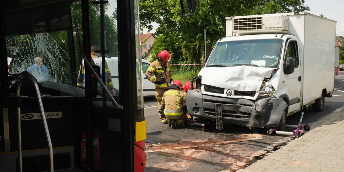 Strażacy przy rozbitym samochodzie dostawczym wskutek zderzenia z autobusem komunikacji miejskiej na ul. Żernickiej 1 czerwca 2026 r.