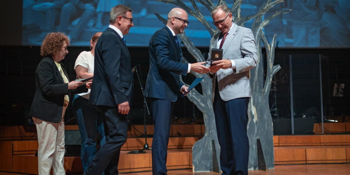 Wiceprezydent Wrocławia Jakub Mazur wręcza medale „Ad Gloriam Urbis” działaczom Solidarności - NFM, 1 czerwca 2026 r.