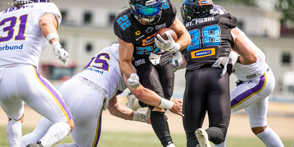 Kilku graczy futbolu amerykańskiego podczas akcji na boisku - mecz Panthers Wrocław - Vienna Vikings na Stadionie Olimpijskim 31 maja 2026 r.