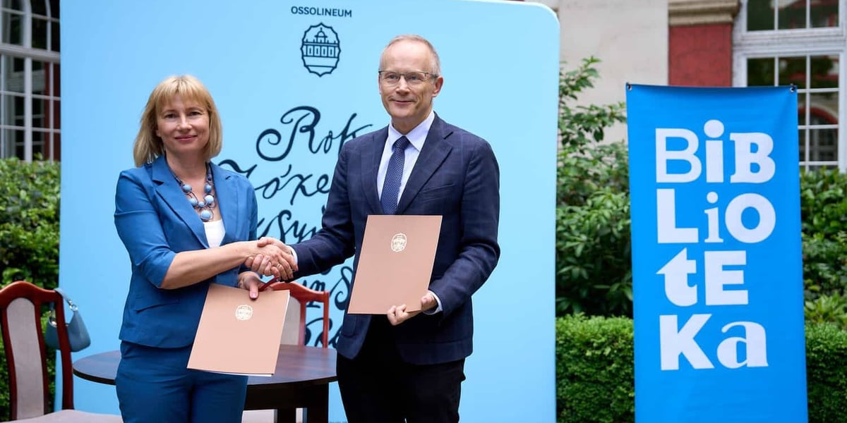 Podpisanie umowy między Zakładem Narodowym im. Ossolińskich i Miejską Biblioteką Publiczną we Wrocławiu. Na zdjęciu dyrektor MBP Anna Janus i dyrektor Ossolineum Łukasz Kamiński.