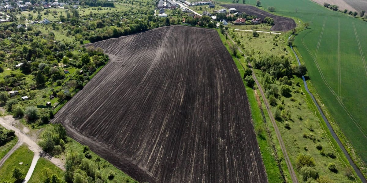 Teren rolny przy ulicy Polnej na Brochowie, o który powiększony ma zostać Park Brochowski, widok z drona. 