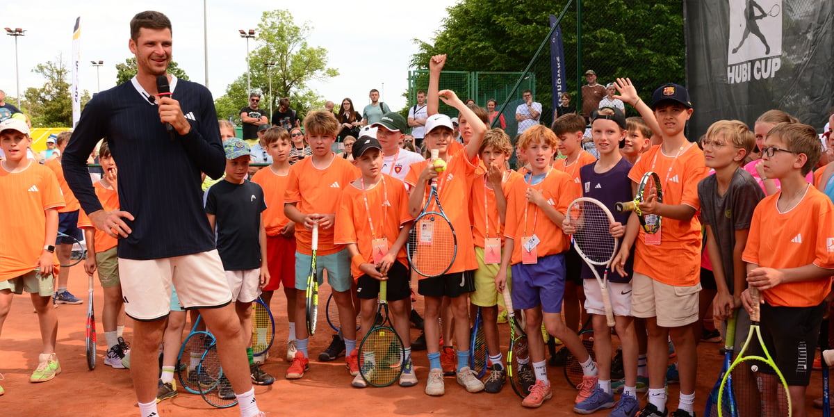 Hubert Hurkacz na korcie na Pułtuskiej z zawodnikami turnieju Hubi Cup 2026