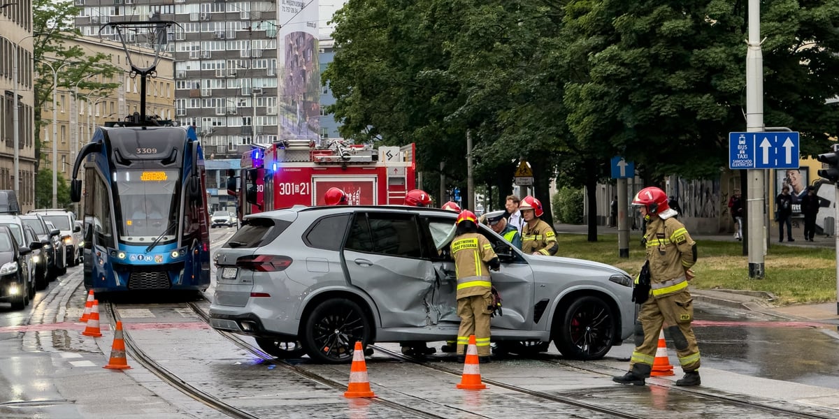 Uszkodzony po kolizji z tramwajem samochód osobowy na skrzyżowaniu ulic Piłsudskiego i Zielińskiego, 3 czerwca 2026 r.