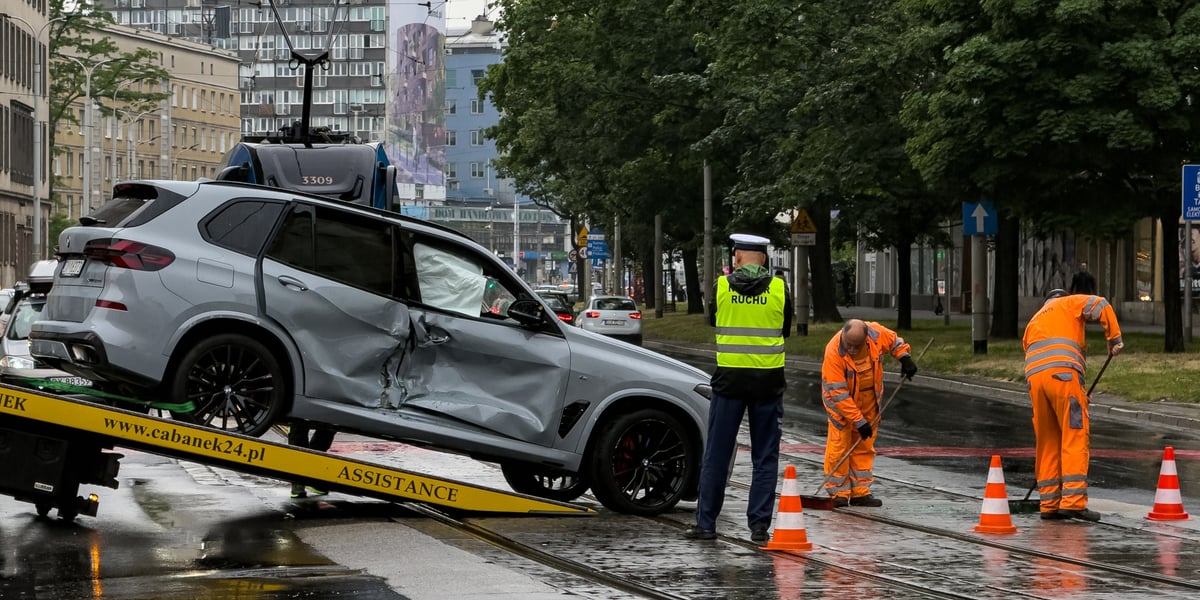 Usuwanie auta uszkodzonego wskutek kolizji z tramwajem na skrzyżowaniu ulic Piłsudskiego i Zielińskiego, 3 czerwca 2026 r.