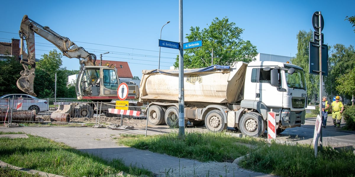 Koparka i wywrotka przy wykopie na ul. Kwidzyńskiej - prace przy modernizacji i rozbudowie sieci wodno-kanalizacyjnej na Kowalach.