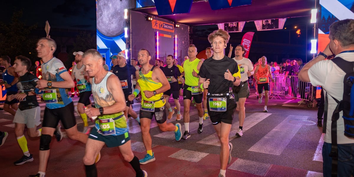 Grupa zawodników podczas 12. Tarczyński Nocnego Wrocław Półmaratonu