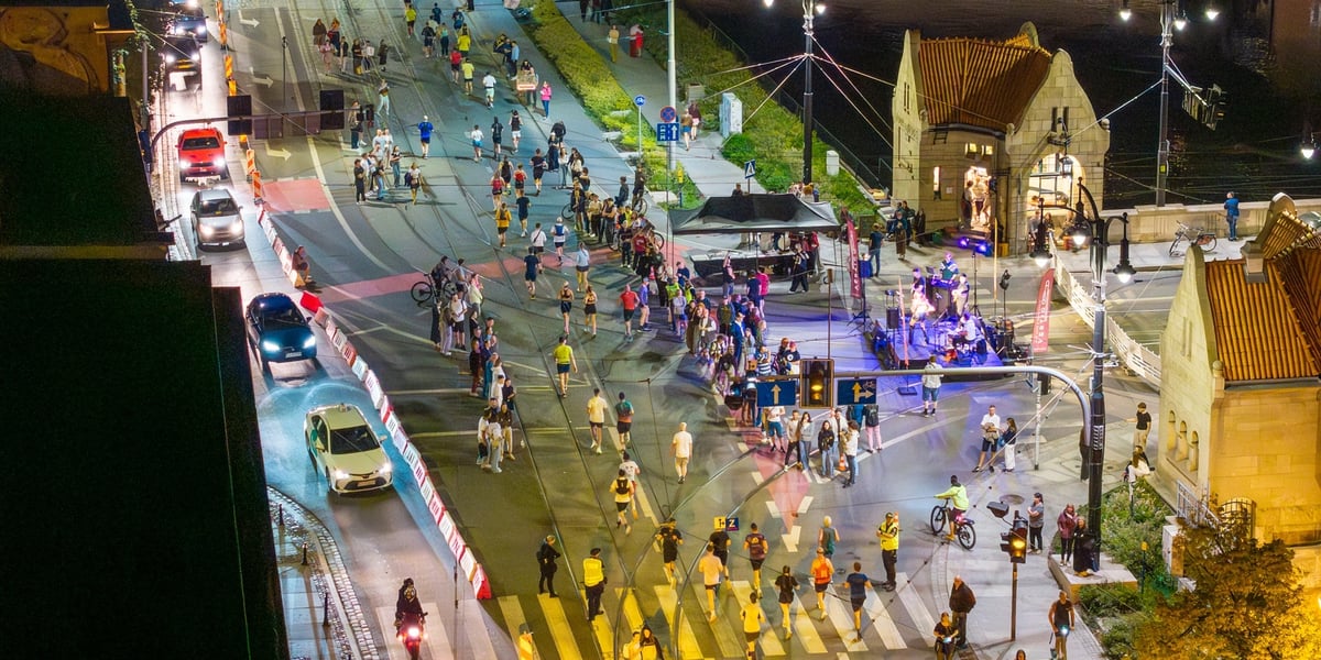 Biegacze na trasie Nocnego Półmaratonu 2026 (zdjęcie z drona)