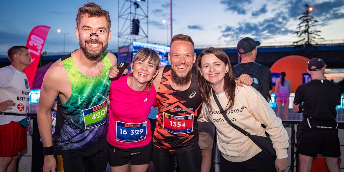 Grupa uczestników Tarczyński Nocnego Wrocław Półmaratonu