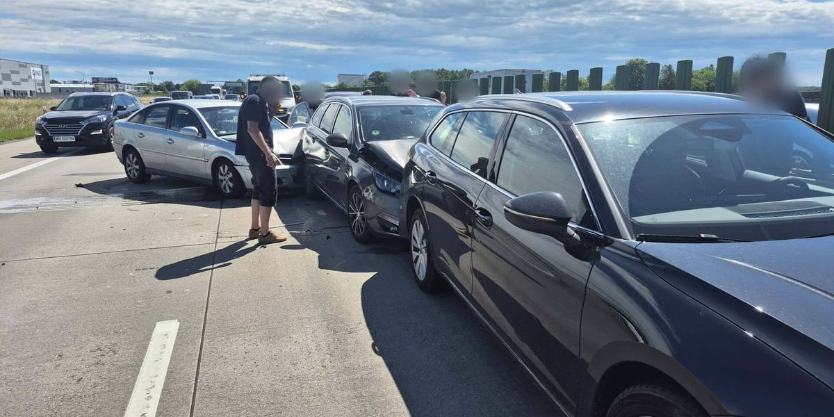 Kilka uszkodzonych samochodów po kolizji stoi na jezdni autostrady A4, 7 czerwca 2026 r.