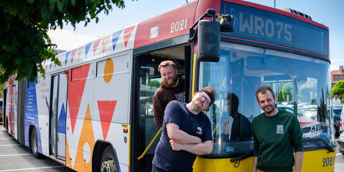Trójka mężczyzn przy autobusie WRO75 (7 czerwca 2026)