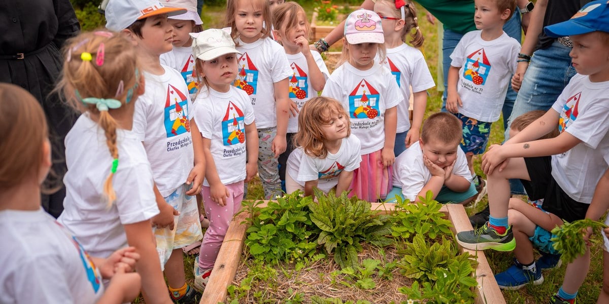 Farma Miejska Wrocław. Otwarcie strefy edukacyjnej na Farmie Miejskiej Wrocław. Przedszkolaki z Przedszkola nr 71 Chatka Małego Skrzatka, grupa Marzyciele.