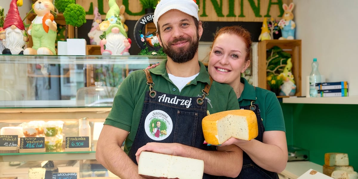 Paulina i Andrzej Sawiccy prezentują sery wyprodukowane w Serotoninie.