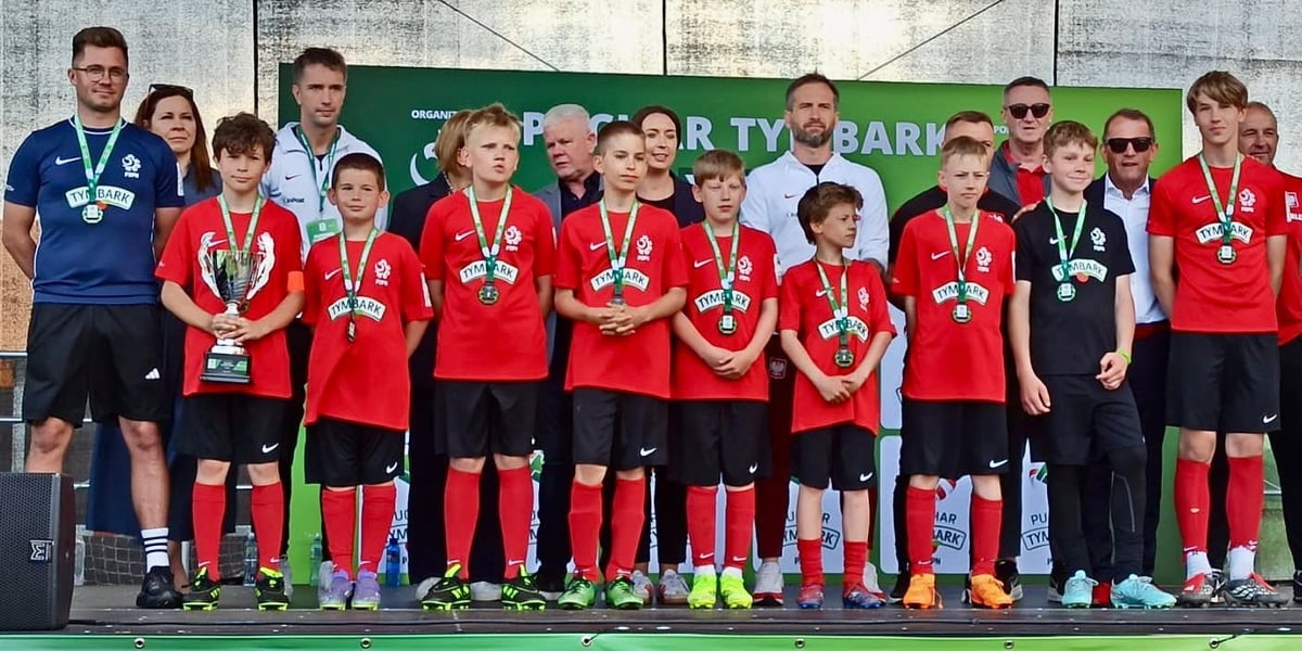 Drużyna Szkoły Podstawowej nr 6 we Wrocławiu po zakończeniu XXVI Turnieju „Z Podwórka na Stadion o Puchar Tymbarku”.