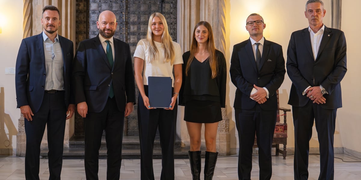 Nagrodzeni sportowcy pozują razem m.in. z prezydentem Wrocławia Jackiem Sutrykiem i wiceprezydentem Wrocławia Mateuszem Żakiem podczas gali rozdania nagród - 10 czerwca 2026 r.