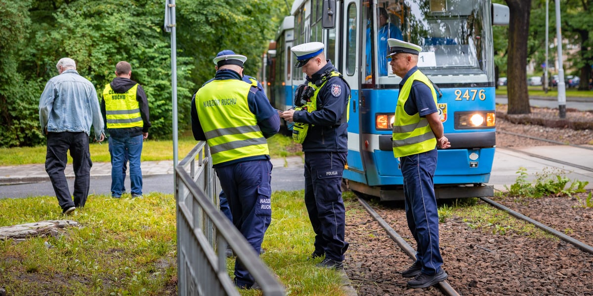 Policjanci i kontroler ruchu na torowisku przy pętli na Biskupinie, widać tramwaj (11 czerwca 2026)