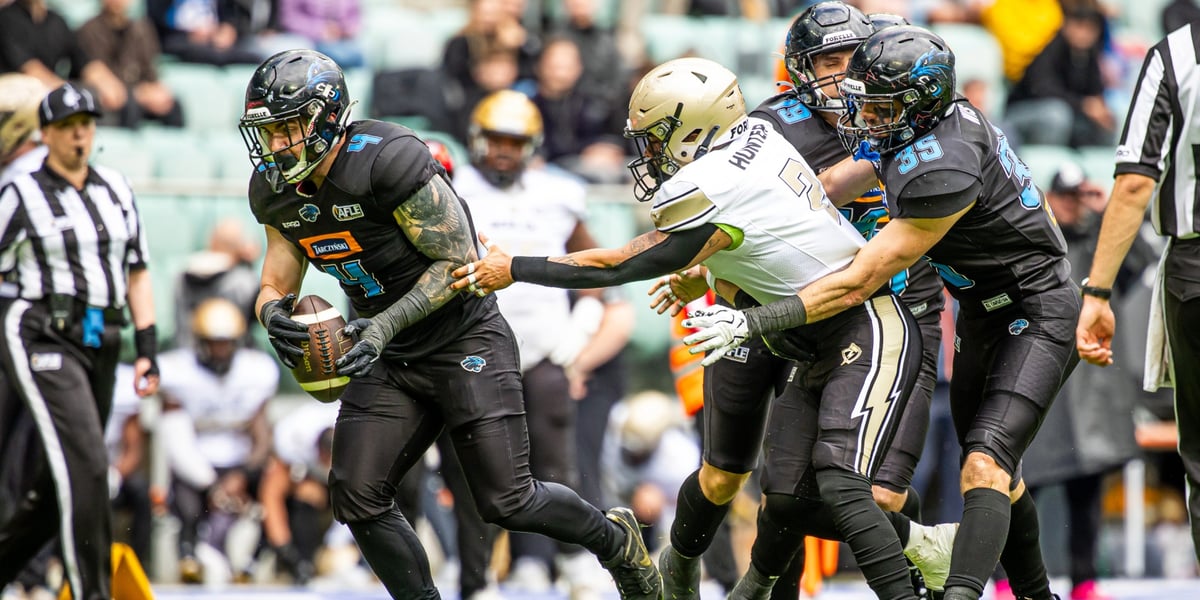 Zawodnicy Panthers Wrocław zatrzymują gracza Berlin Thunder próbującego odebrać piłkę rywalowi.