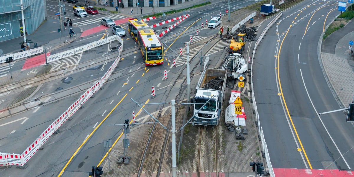 Remont torowiska na Traugutta przy budynku Poczty Głównej. Zdjęcie z poniedziałku 15 czerwca 