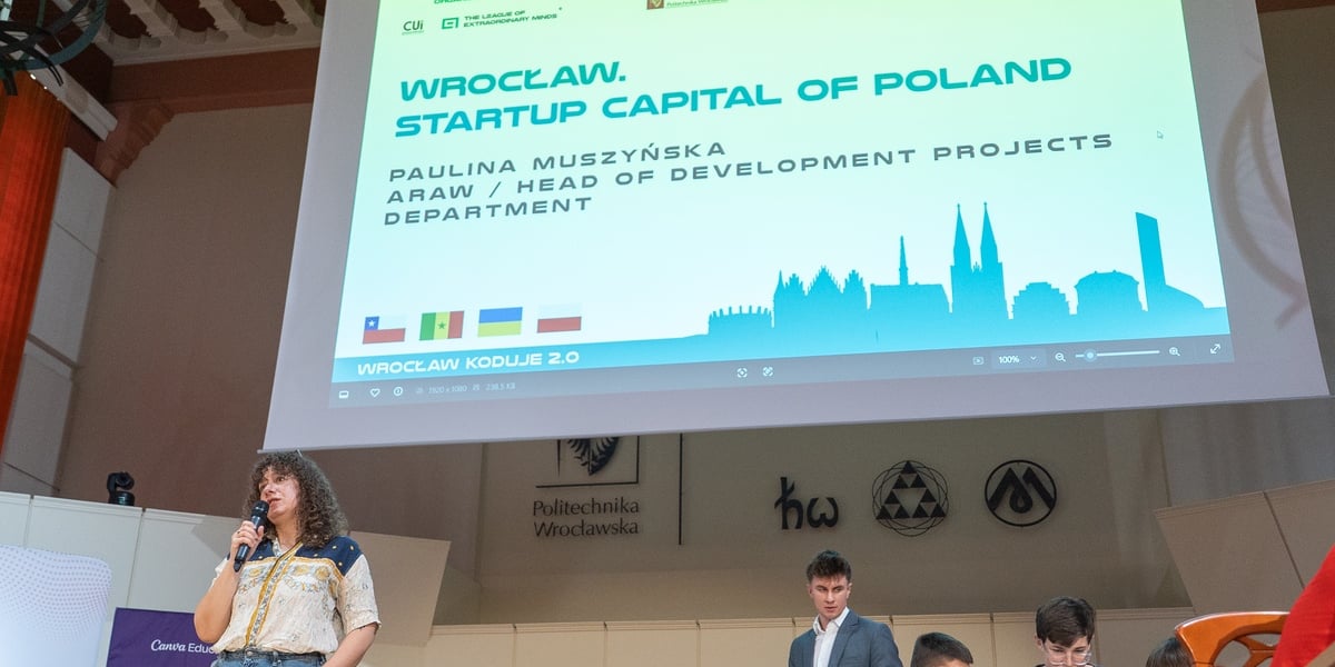 Gala X edycji projektu Wroclaw Koduje 2.0. Na scenie Paulina Muszyńska, kierowniczka StartUp Wrocław