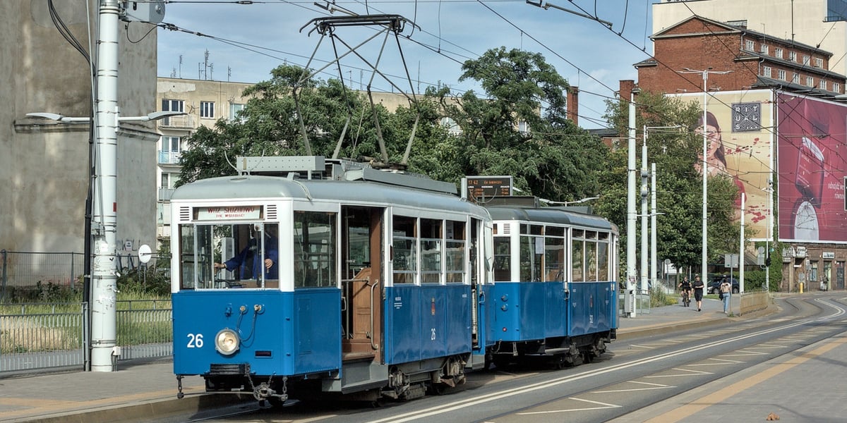 Krakowski skład tramwajów typu N zatrzymuje się na przystanku