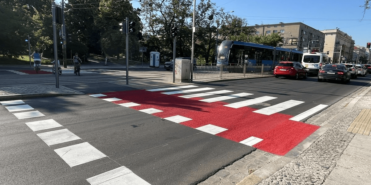 Przebudowany fragment ul. Piotra Skargi we Wrocławiu. Na zdjęciu nowe przejście dla pieszych i rowerzystów