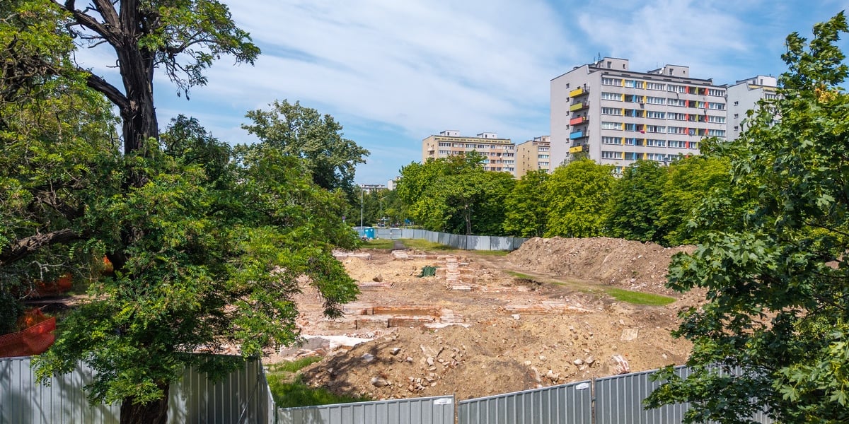 Na skwerze przy ul. Rybackiej prowadzone są prace archeologiczne. Na zdjęciu ogrodzony plac z murowanymi elementami wystającymi z ziemi