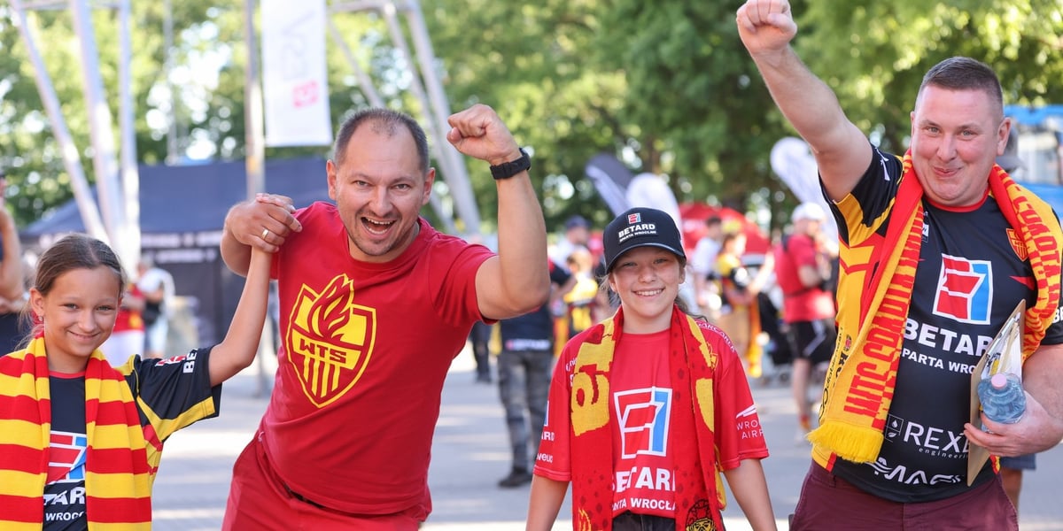 Radośni kibice Betard Sparty Wrocław z klubowymi barwami przed meczem ze Stalą Gorzów na Stadionie Olimpijskim. Humory dzięki okazałemu zwycięstwu dopisywały także po spotkaniu - 23 czerwca 2026 r.