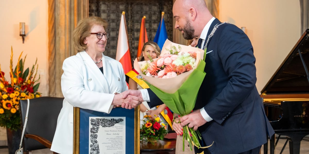 Hanna Suchocka odbiera tytuł Honorowego Obywatela Wrocławia z rąk prezydenta Wrocławia Jacka Sutryka