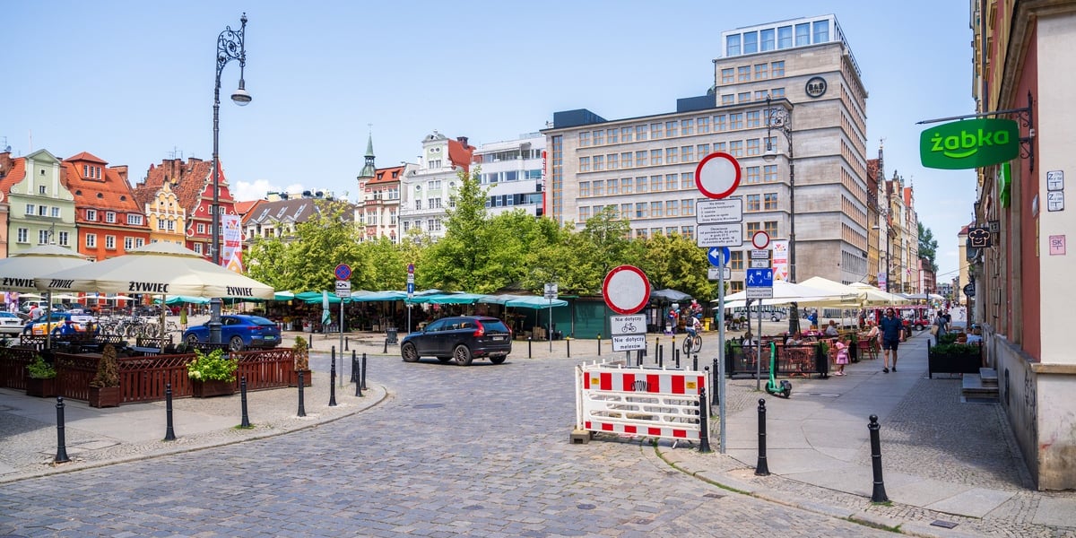 Plac Solny, znaki zakazu przy wjeździe na plac Solny. 
