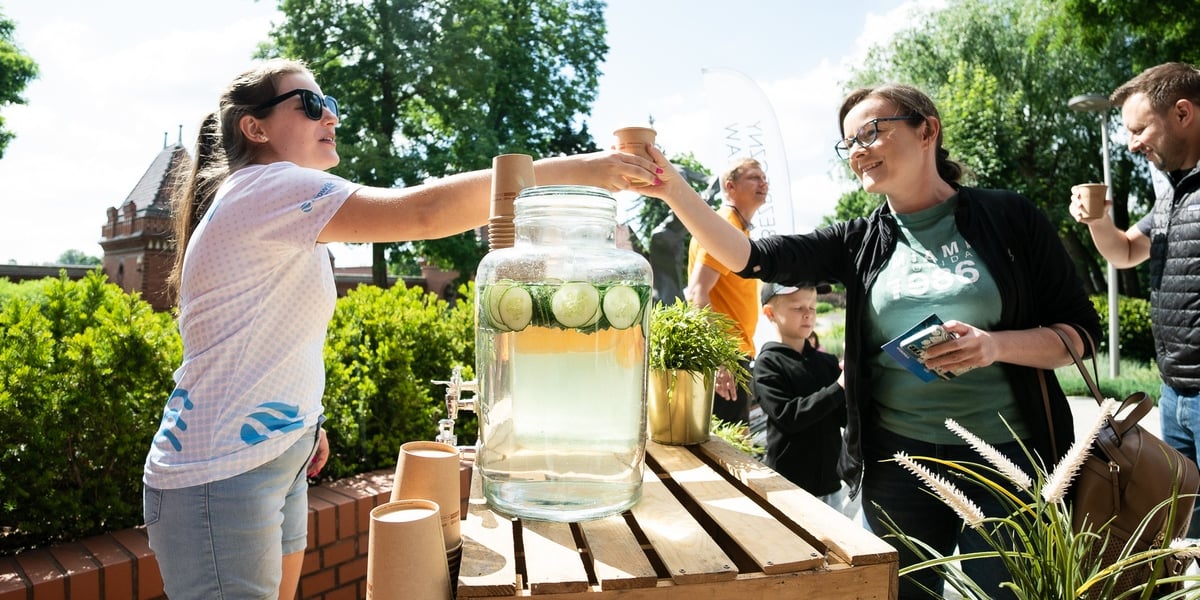 Piknik w Hydropolis. Na zdjęciu dwie kobiety przy stoisku Pij Kranówkę