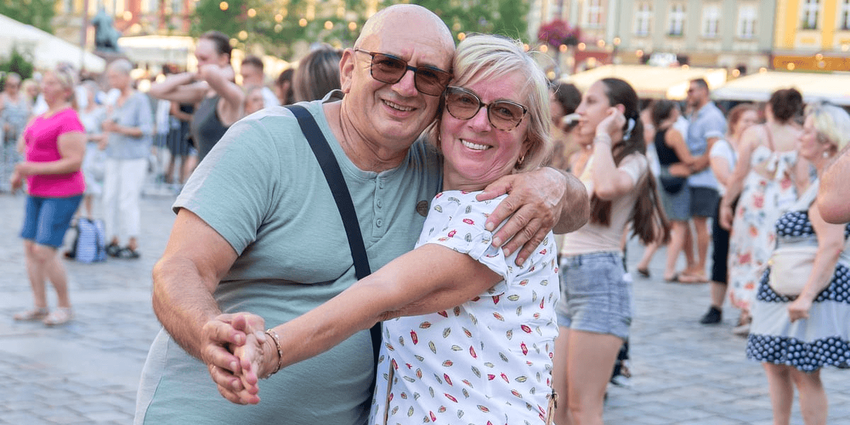 Obejmujący się kobieta i mężczyzna. Uczestnicy Wrocławskiej Potańcówki w Rynku - 27.06.2026 r.