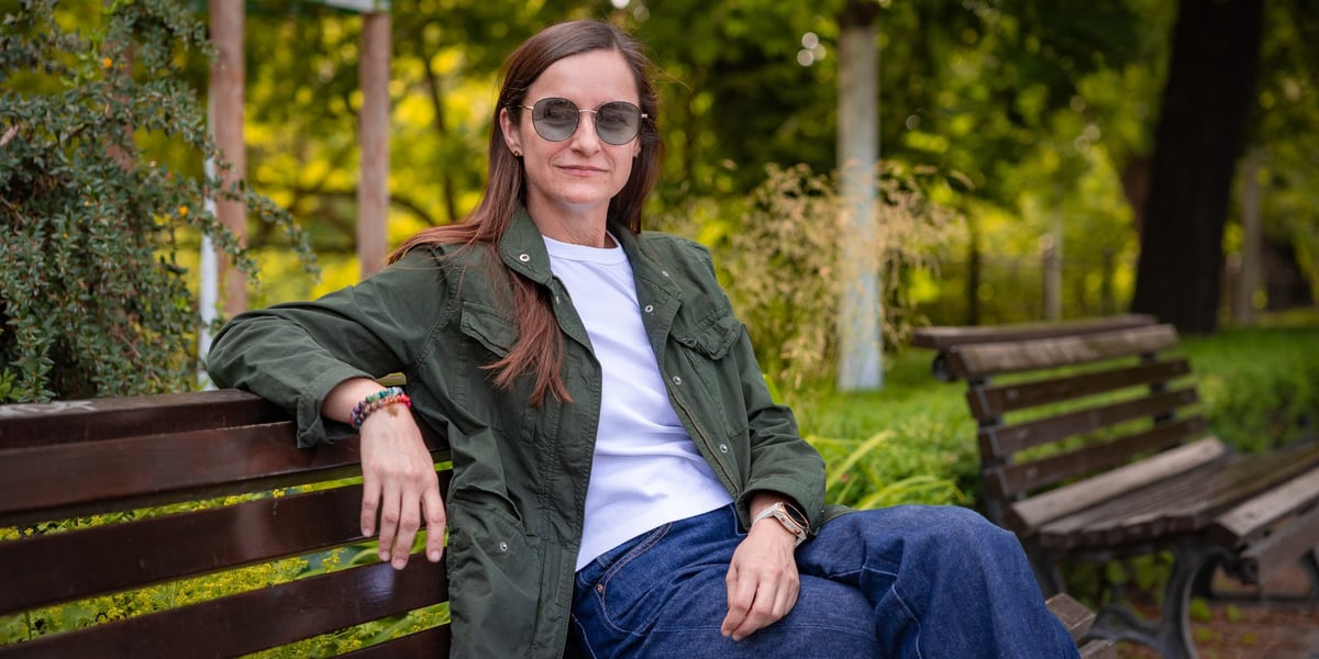 Kobieta siedząca na ławce - Barbara Lisiewicz, dyrektor Departamentu Różnorodności Społecznej Urzędu Miejskiego Wrocławia.