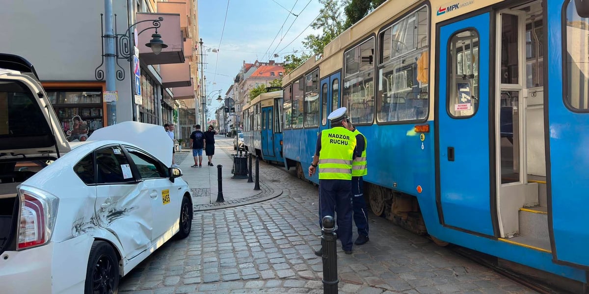 Uszkodzona taksówka i tramwaj na ul. Szewskiej. Z powodu wypadku zmieniono trasy tramwajów, 29.06.2026 r.