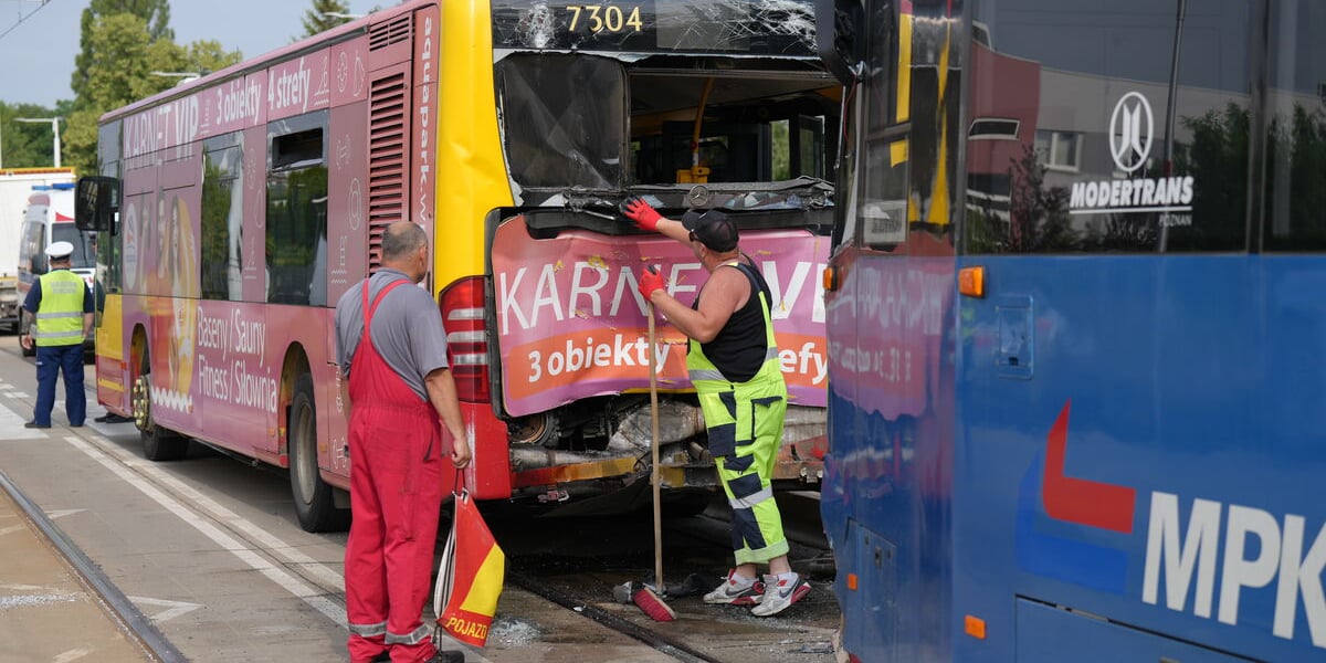 Zderzenie tramwaju z autobusem na TAT na ul. Strzegomskiej. Na zdjęciu rozbity autobus i uszkodzony tramwaj
