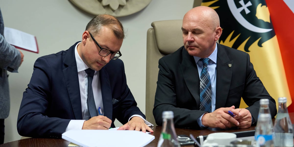Przy stole umowę podpisują: Mateusz Żak (wiceprezydent Wrocławia) i Wojciech Bochnak (wicemarszałek Dolnego Śląska)