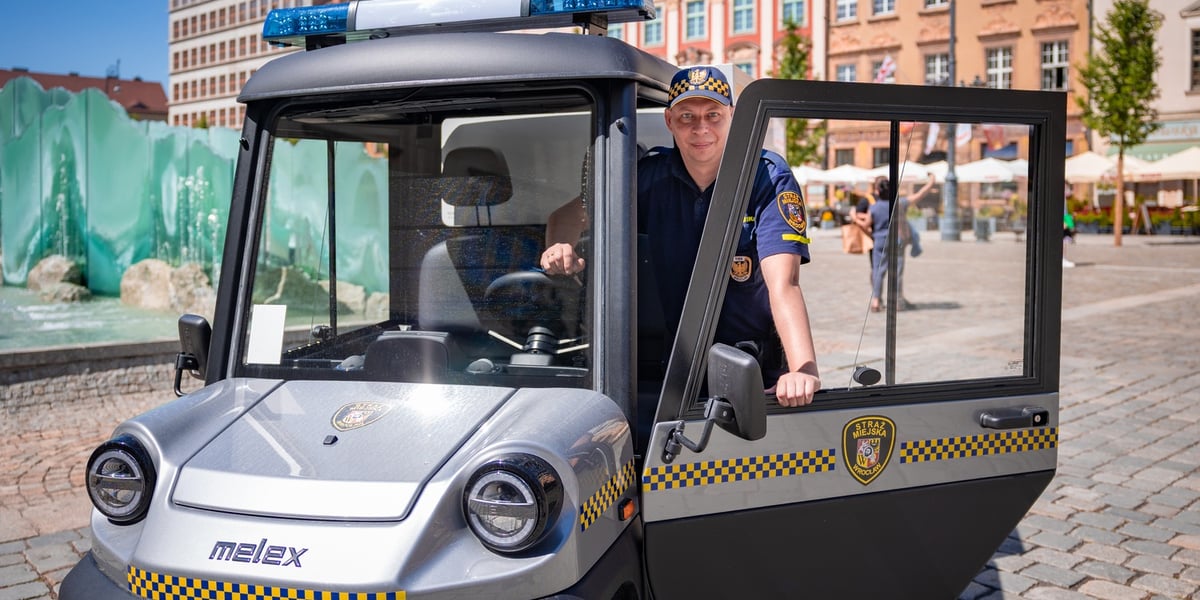 Aplikant Piotr Gieroń w nowym pojeździe Straży Miejskiej Wrocławia