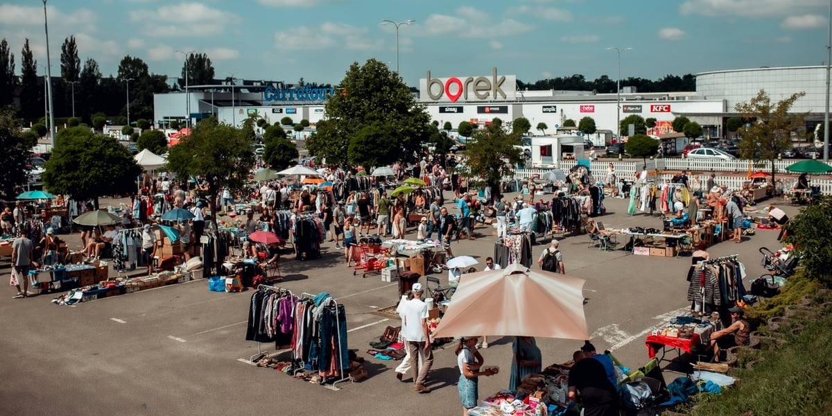 Wyprzedaż Garażowa na Borku. Na zdjęciu widoczne są stoiska pchlego targu, w tle widać budynek centrum handlowego przy al. Hallera.