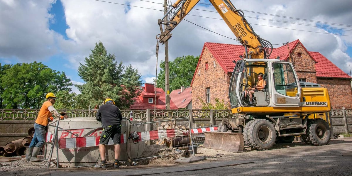 Robotnicy i koparka na budowie na Kłokoczycach