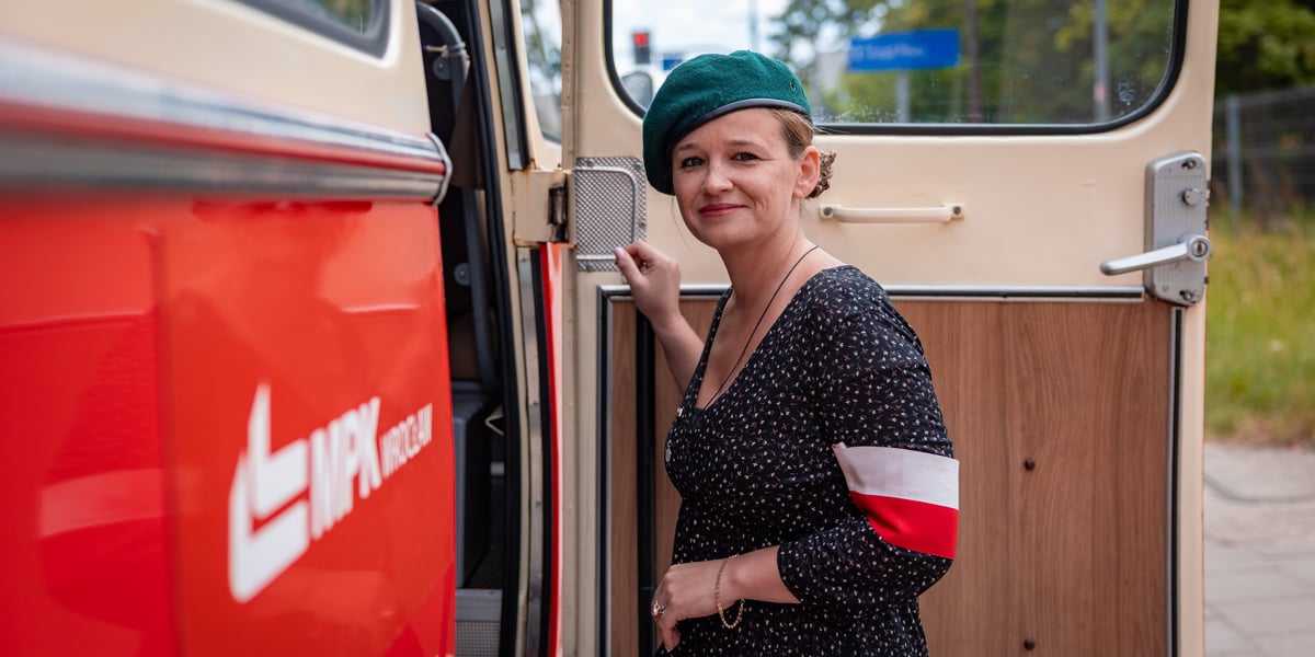 Aktorka Magdalena Swoboda wsiadająca do autobusu Ogórka